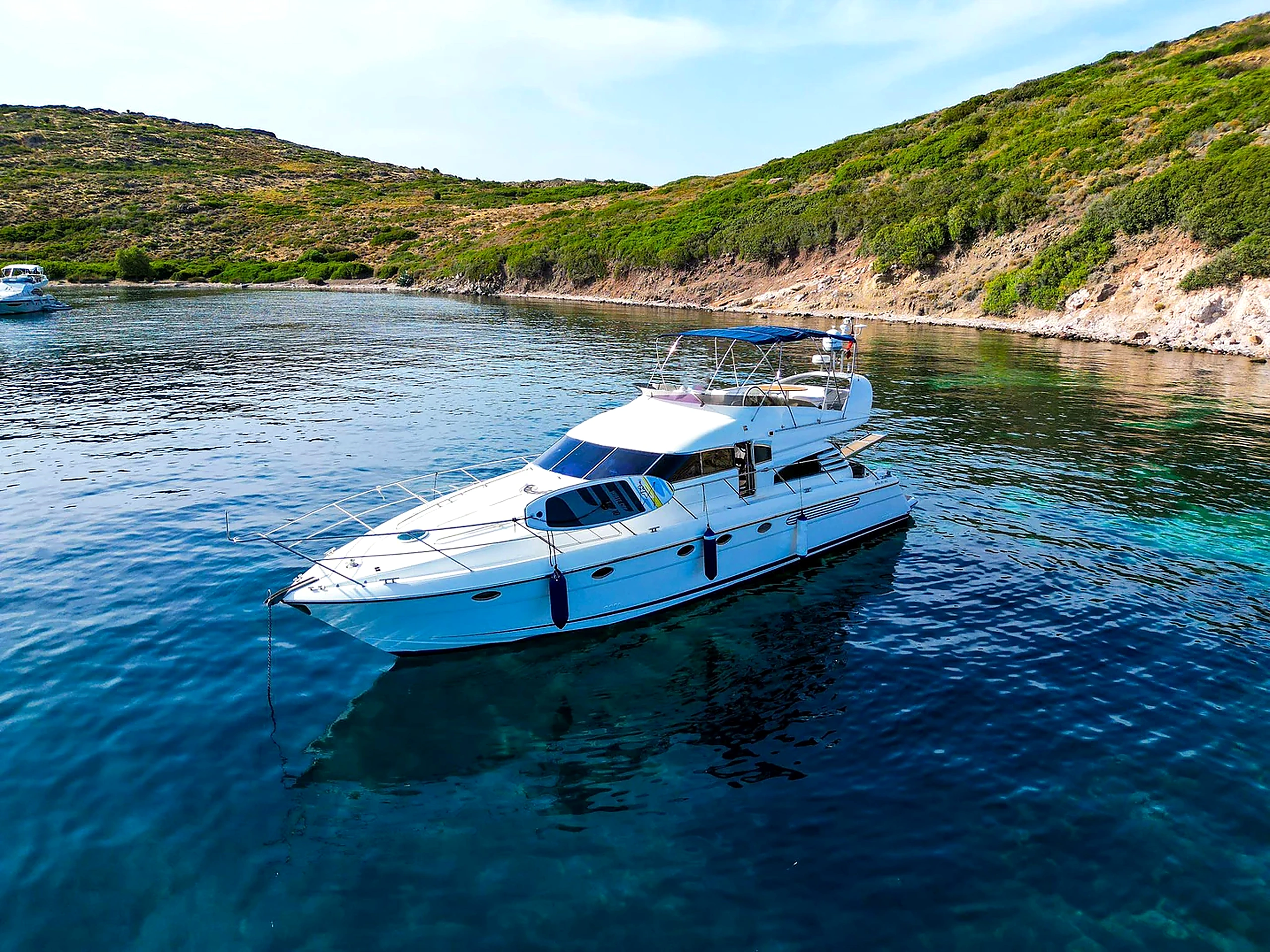 Bodrum 18M Lüks Flybridge Motoryat Turkuaz Koyda Demirde in Bodrum