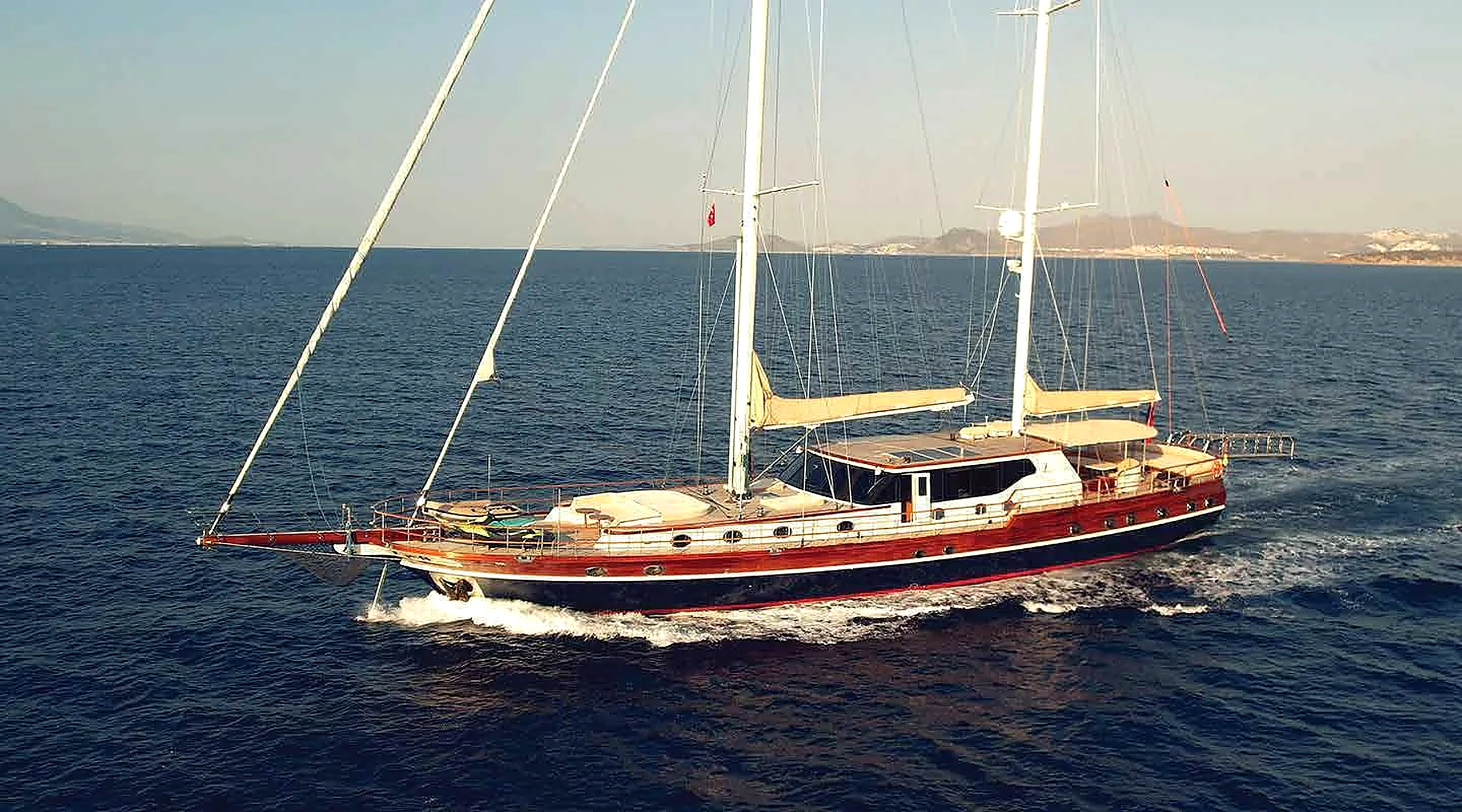 Dragonfly 39m Lüks Gulet Charter Ege Sularında Seyirde in Bodrum